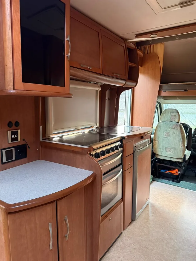 Interior da autocaravana Dragon Campers